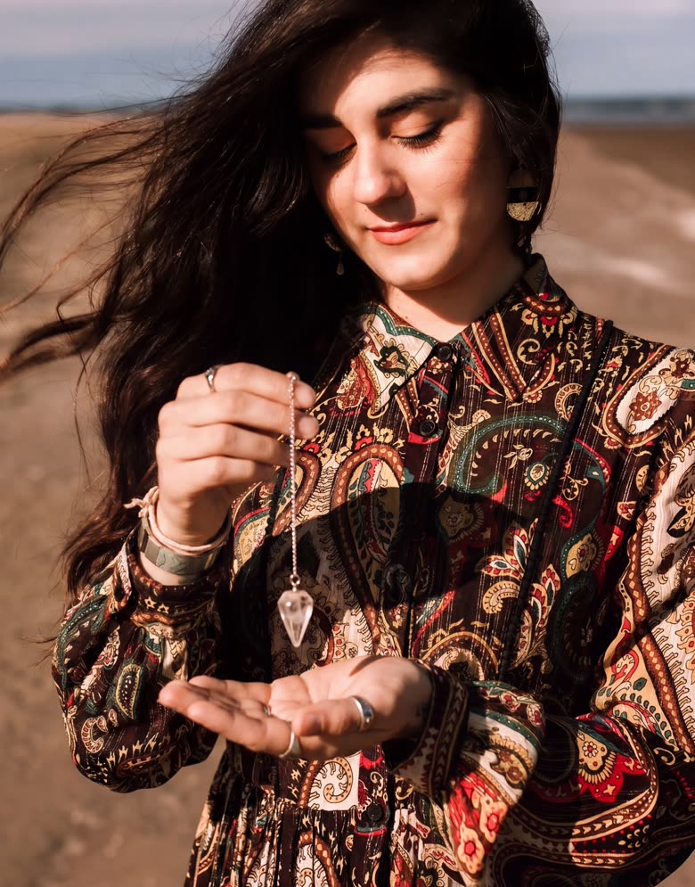 Ilaria con il pendolino in mano